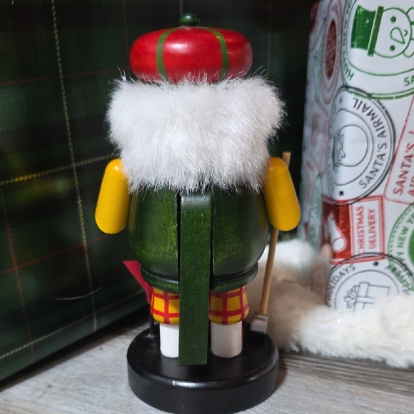 Kirkland Signature | 6" Wood Golfer Christmas Nutcracker Decoration - Picture 3 of 7